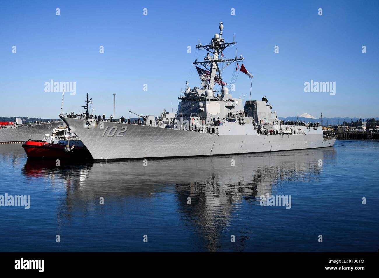 Le destroyer à missiles guidés USS Sampson de classe Arleigh Burke quitte la base navale d'Everett le 4 octobre 2017 à Everett, Washington. Banque D'Images