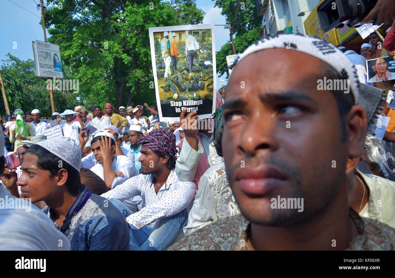 Kolkata, Inde. 24 oct, 2017. des militants d'un groupe musulman tenir des pancartes lors d'un meeting de protestation contre les assassinats de peuple Rohingya au Myanmar, le 24 octobre 2017 à Kolkata, Inde. des militants d'un groupe musulman crier des slogans lors d'un meeting de protestation contre les assassinats de peuple Rohingya au Myanmar, le 24 octobre 2017 à Kolkata, Inde. crédit : sanjay purkait/pacific press/Alamy live news Banque D'Images