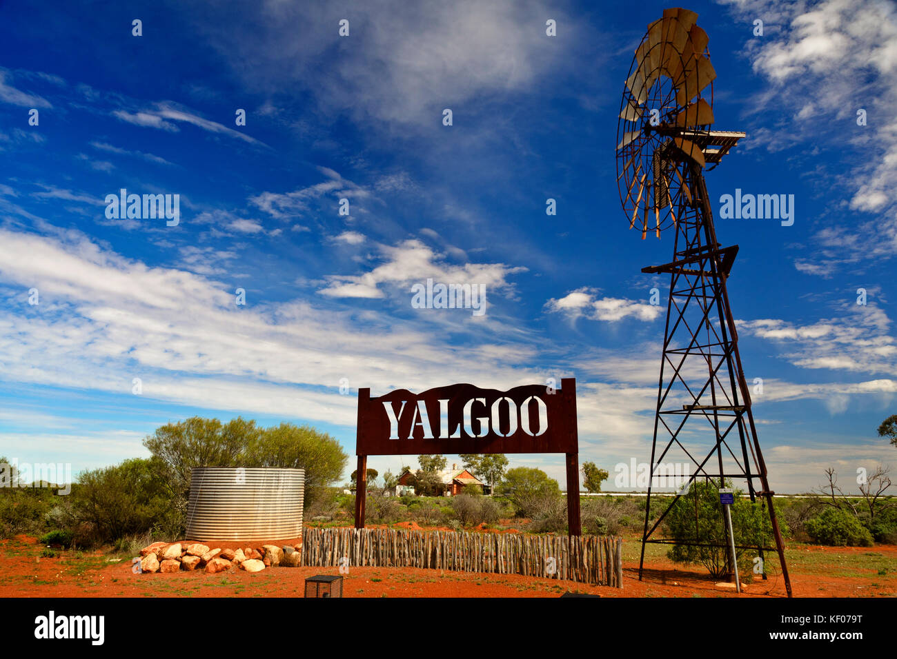 Nom ville acier rouillé, moulin et le réservoir d'eau sur la route menant au canton yalgoo en Australie occidentale wa Banque D'Images
