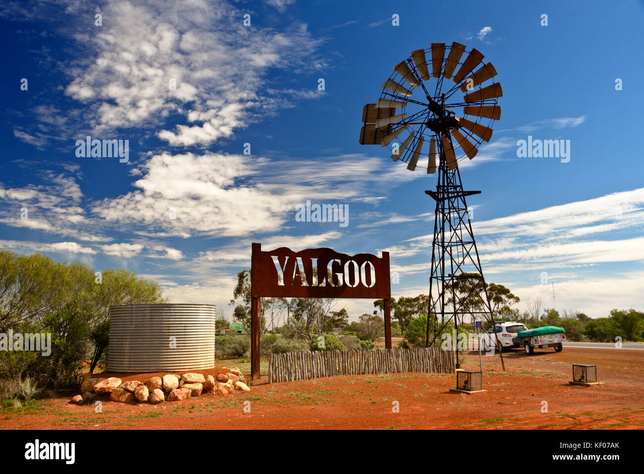 Nom ville acier rouillé, moulin et le réservoir d'eau sur la route menant au canton yalgoo en Australie occidentale wa Banque D'Images