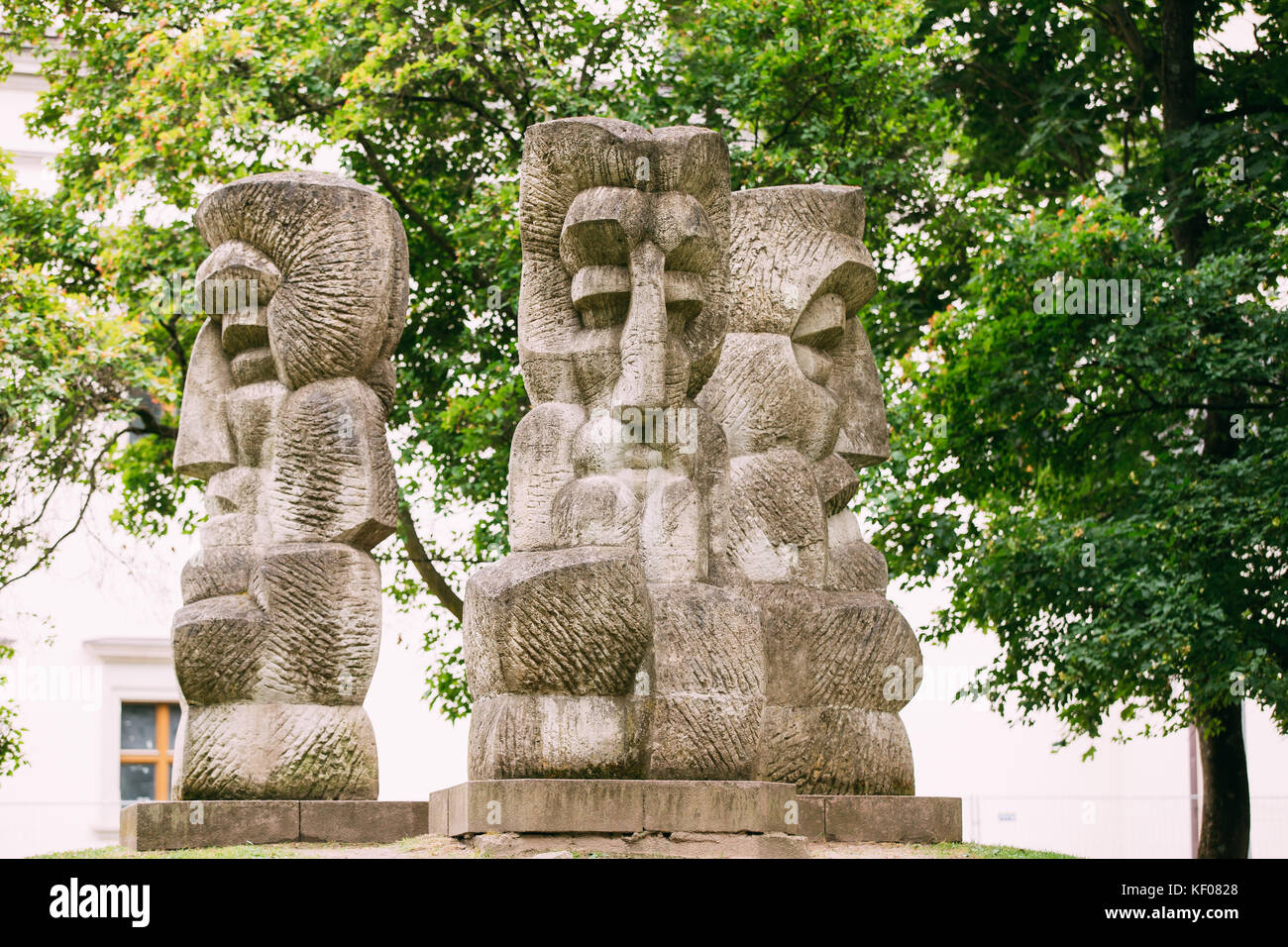 Vilnius, Lituanie. symboles de divinités du paganisme culte des idoles de pierre droit, près de Musée national de Lituanie. symboles de l'histoire. Banque D'Images