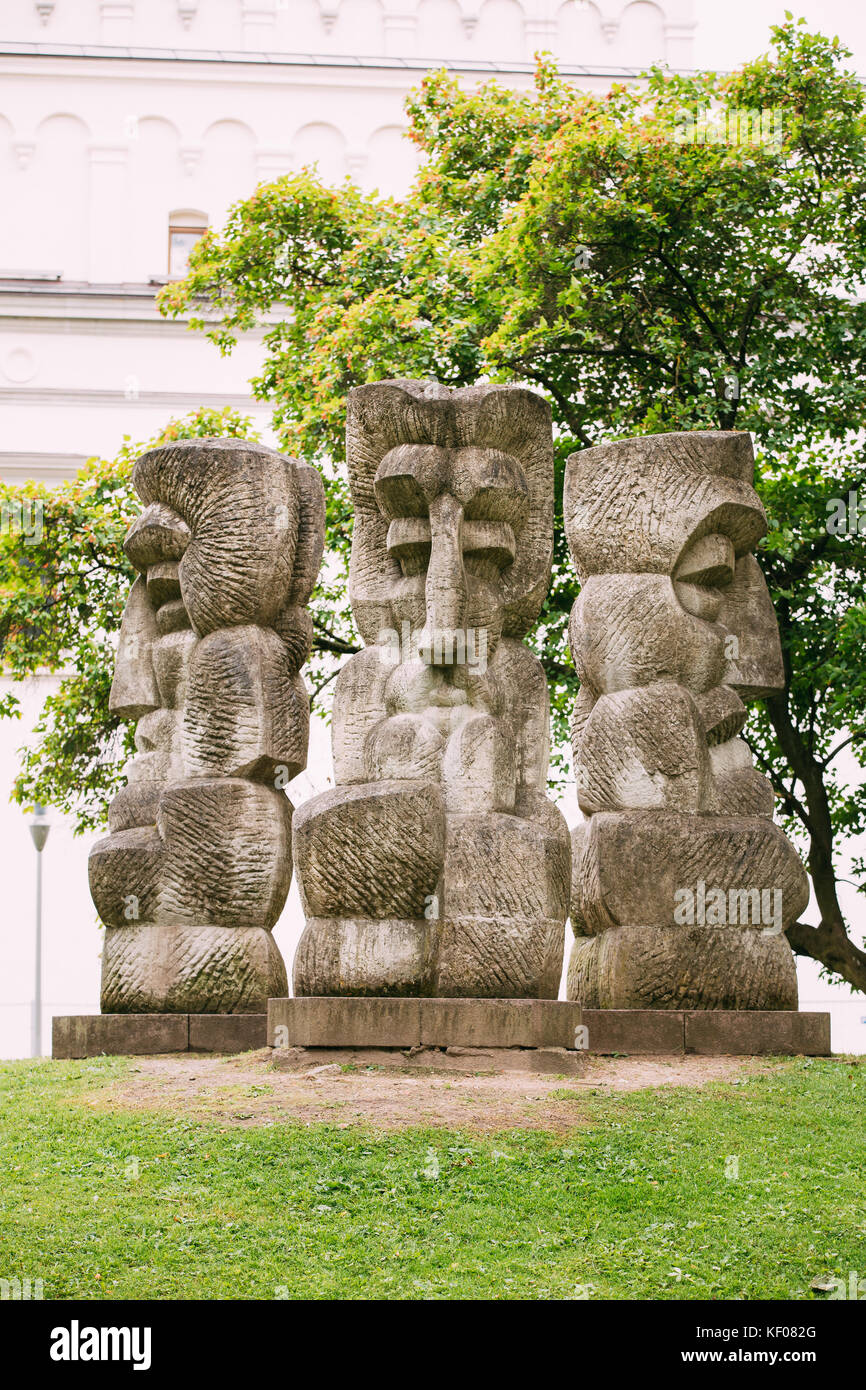 Vilnius, Lituanie. Symboles des divinités de paganisme Stone Cult image, idoles près du Musée national de Lituanie. Symboles de l'histoire. Banque D'Images