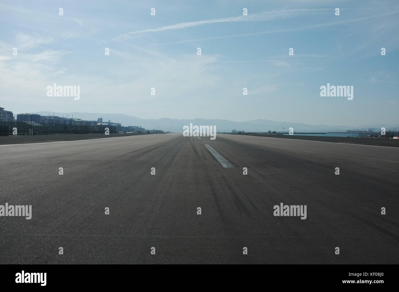 Face à l'ouest le long de la piste de l'aéroport, Winston Churchill Avenue, Gibraltar, septembre 2017 Banque D'Images