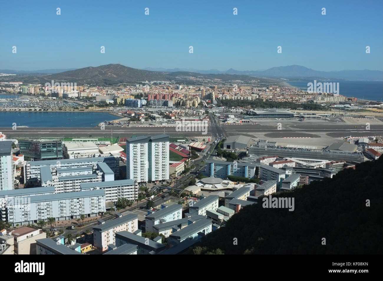 Vue sur la Linea de la conception, le stade Victoria et l'aéroport de Gibraltar depuis le château mauresque de Gibraltar, septembre 2017 Banque D'Images