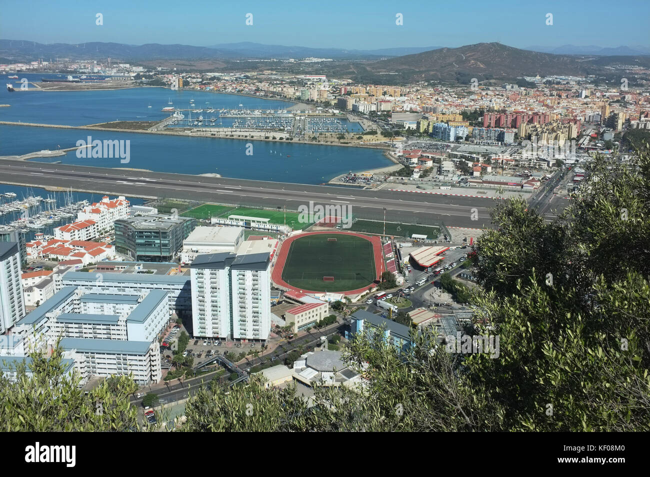 Vue sur la Linea de la conception, le stade Victoria et l'aéroport de Gibraltar depuis le château mauresque de Gibraltar, septembre 2017 Banque D'Images