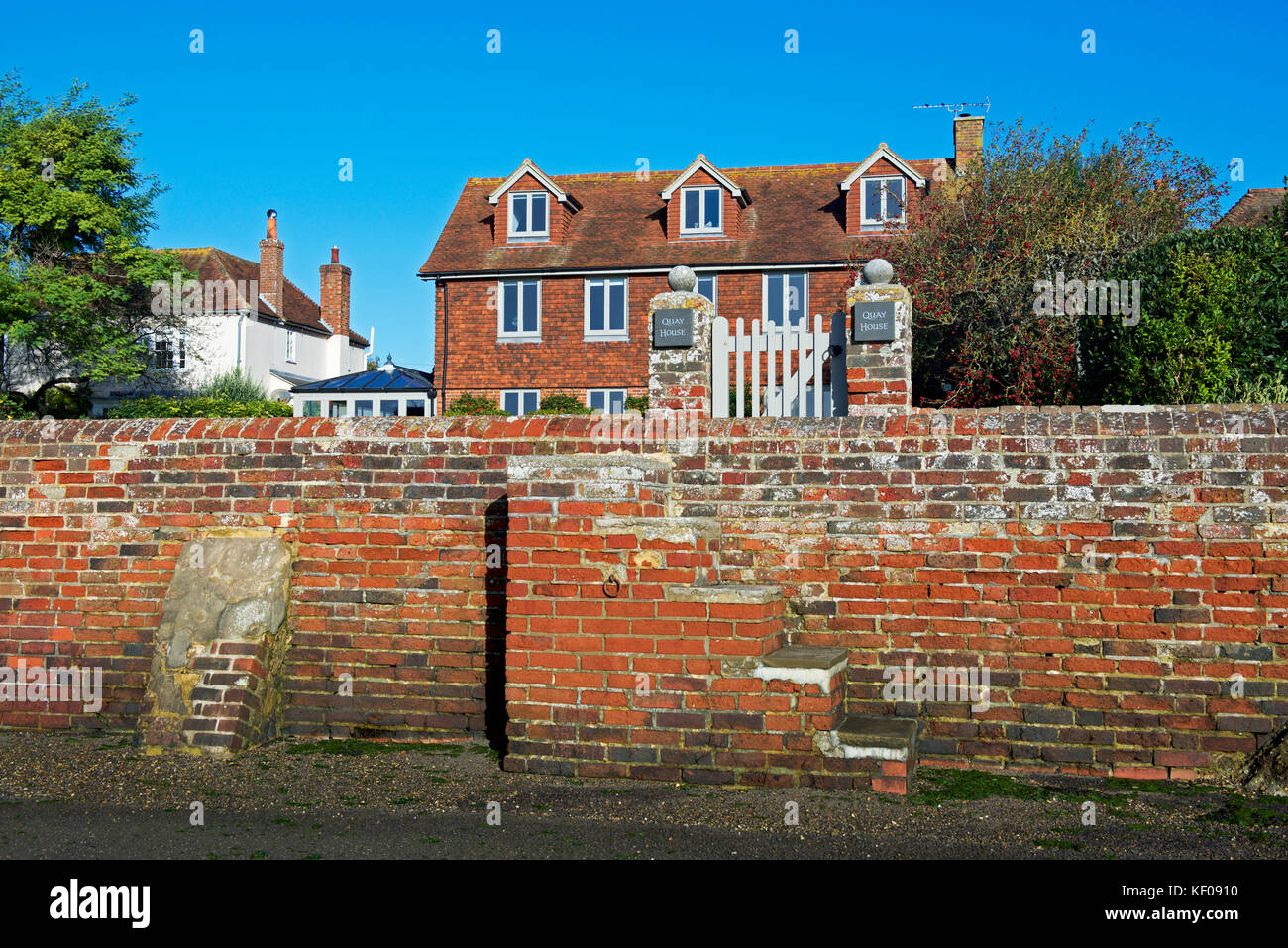 Maisons avec des défenses contre les inondations, Bosham, West Sussex, Angleterre, Royaume-Uni Banque D'Images
