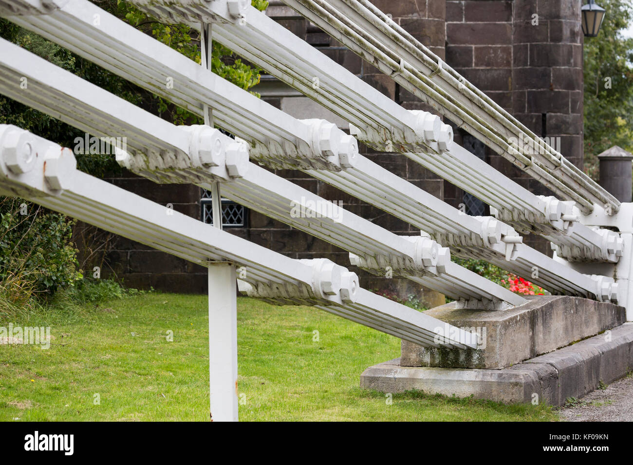 Pont suspendu de Conwy détail des chaînes de suspension en fer forgé et socle bloc anchorage Banque D'Images