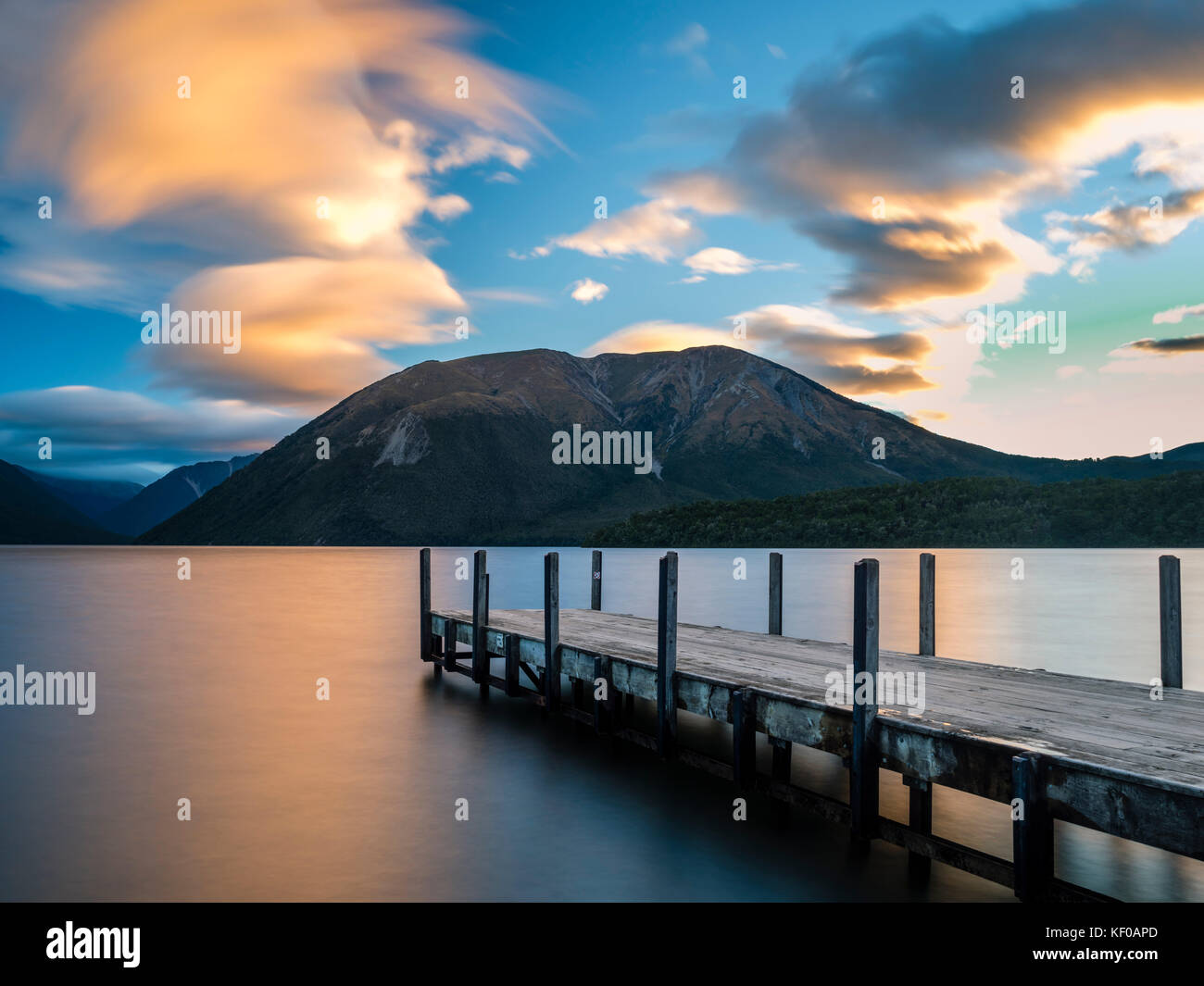 Nouvelle Zélande, île du sud, saint arnaud, coucher du soleil à lac Rotoiti Banque D'Images