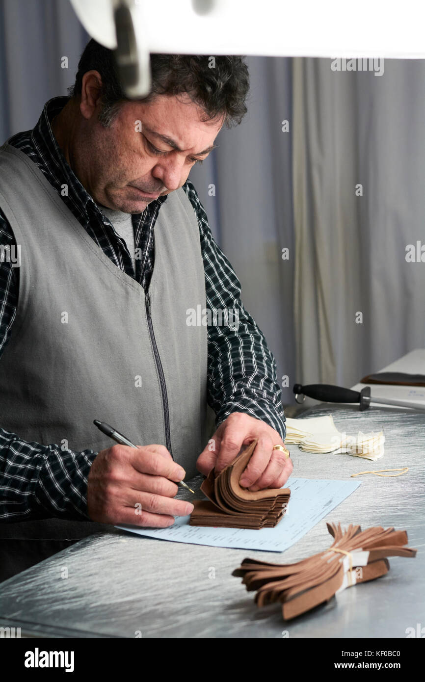 Artisanat du cuir Fabrication de chaussures à son atelier Banque D'Images