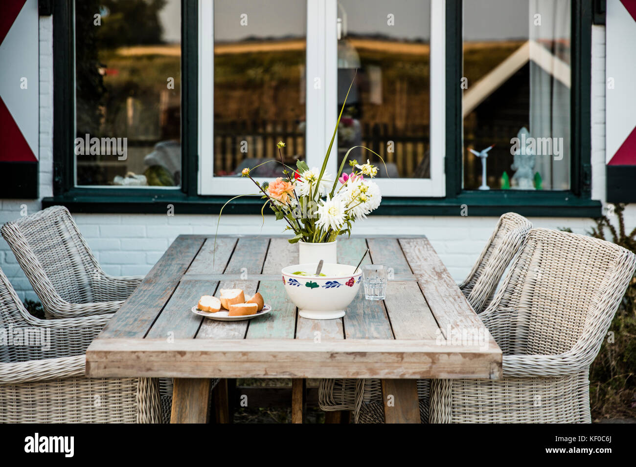 Bouquet de fleurs et de pain sur la table de terrasse Banque D'Images