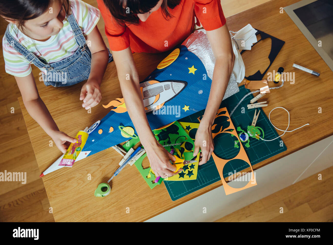 Mère et fille créer son école sur le thème de l'espace accueil à cône Banque D'Images