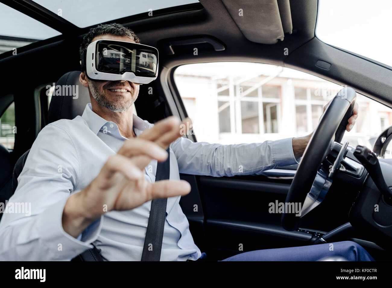 Businessman wearing glasses vr conduire une voiture Banque D'Images