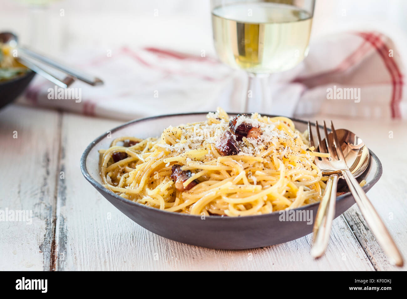 Spaghetti carbonara et vin blanc Banque D'Images