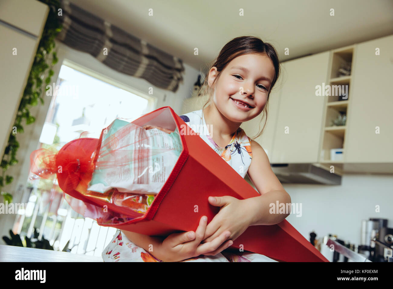 Fier girl holding son école cone Banque D'Images