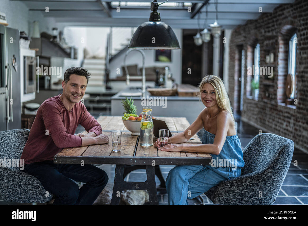 Couple heureux antennes en cuisine maison Banque D'Images