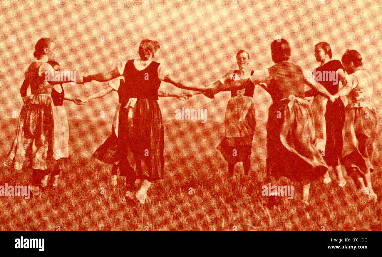 La danse des femmes allemandes dans la campagne 1937. Le port de dirndls et tabliers. Banque D'Images