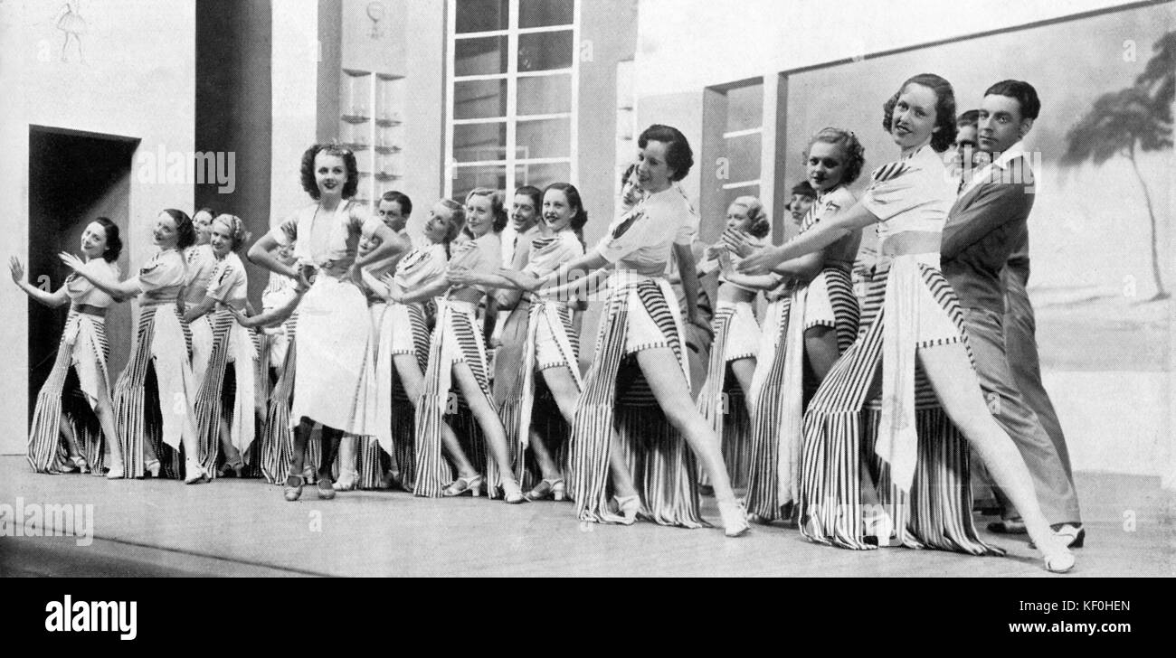 Chorus Line dans 'Ce vous siffler', avec Jean Gillie, chant 'cocktail'. Le Palace Theatre, Londres, 1936. Jean Gillie, actrice britannique, 1915 - 1949. Banque D'Images