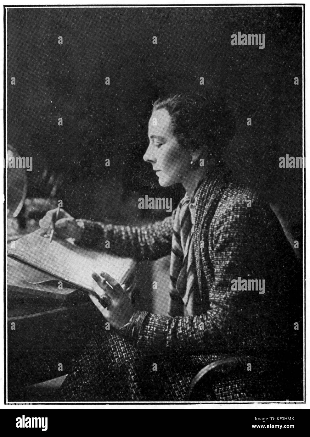 Gladys E. Calthrop ; un portrait de la designer qui a travaillé sur la plupart de Noel Coward's films et pièces de théâtre des années 1920 aux années 1960. Banque D'Images