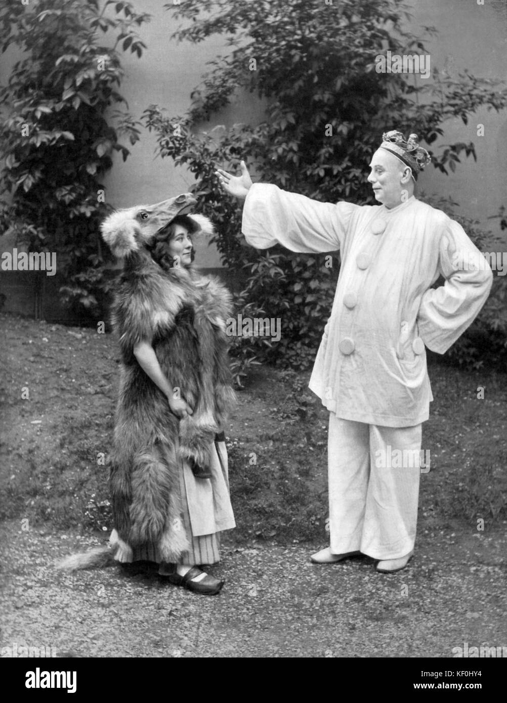 Chr. Comme Mendelys La Gardeuse D'Oie et Raoul de Najac comme roi Pierrot dans ' Peau d'Ane ' (peau d'Ane). La pantomime en trois actes par Raoul de Najac, musique de Leon. Photo originale en Cremiere. Banque D'Images