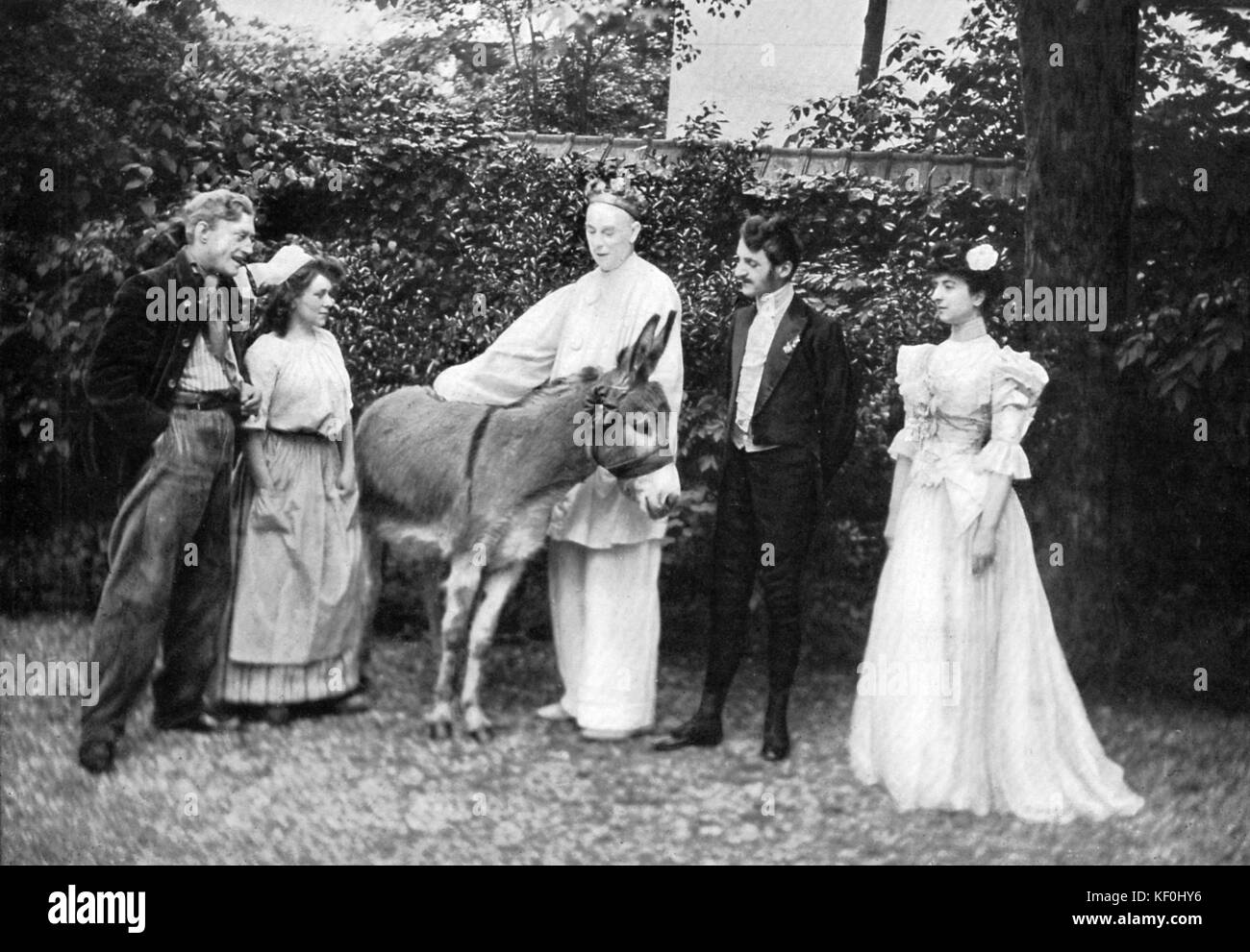 Wague COMME L' Anarchiste, Chr. Comme Mendelys La Gardeuse D'Oie, Raoul de Najac comme roi Pierrot, A. Bodin comme Le Chambellan et Th. Tugot comme La Dame de la Cour dans ' Peau d'Ane ' (peau d'Ane). La pantomime en trois actes par Raoul de Najac, musique de Leon. Photo originale en Cremiere. Banque D'Images