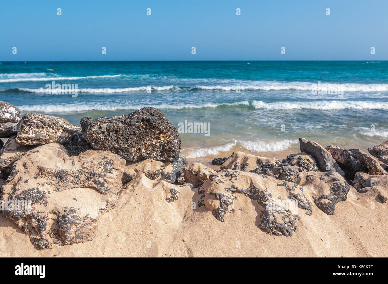 Vue de la plage avec quelques roches, Parque Natural de las Dunas de Corralejo, Fuerteventura, Îles Canaries, Espagne Banque D'Images