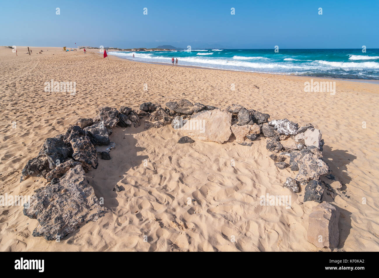 La protection au vent avec des pierres de construction, Parque Natural de las Dunas de Corralejo, Fuerteventura, Îles Canaries, Espagne Banque D'Images