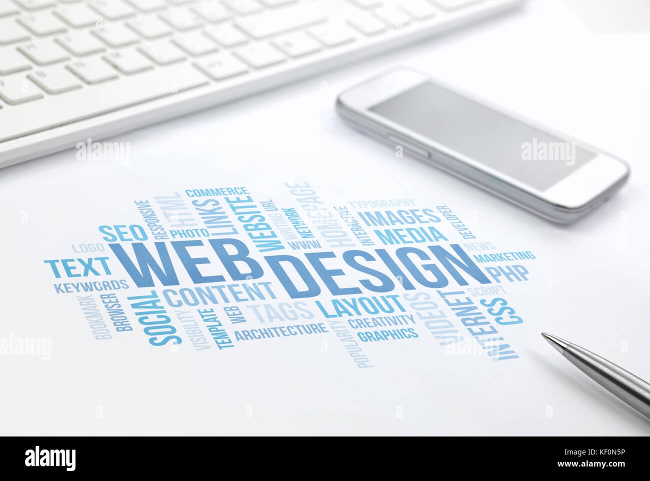 Web design concept commercial word cloud print document, clavier, stylo et un smartphone, clavier, stylo et smartphone. libre. Banque D'Images