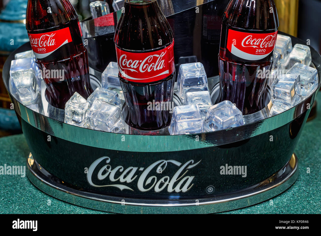 KISLOVODSK, RUSSIE - VERS 2017 : bouteilles de Coca-Cola Banque D'Images