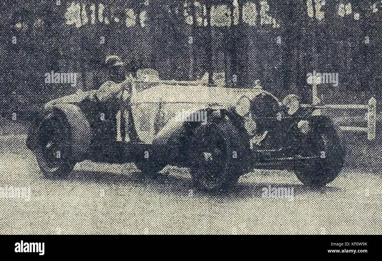 Une image historique de Tazio Nuvolari et Raymond Sommer, vainqueurs des 24 heures du Mans 1933. La victoire du duo a été une réalisation importante dans l'histoire du sport automobile, marquant leur place dans la tradition de la course automobile. Banque D'Images