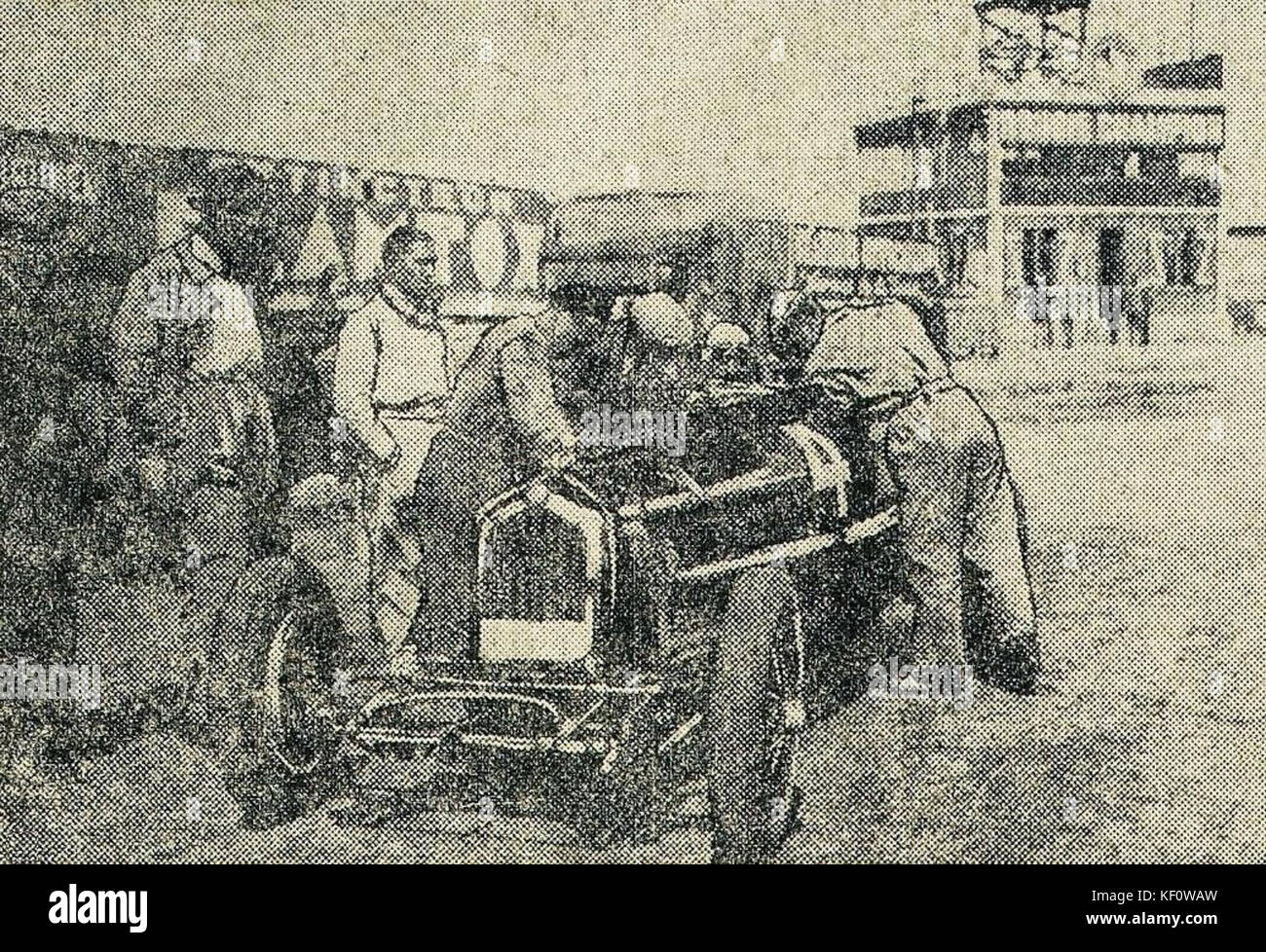 Ferdinando Minoia a participé au Grand Prix de l'ACF 1931, une prestigieuse course automobile organisée en France. La participation de Minoia à cet événement souligne la nature compétitive du sport automobile du début du XXe siècle et sa contribution à l'histoire de la course. Banque D'Images