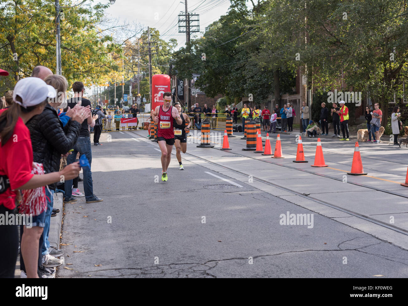 Toronto, Ontario/Canada - oct 22, 2017 : les coureurs de marathon en passant le 33km point de retour au 2017 Scotiabank Toronto Waterfront Marathon. Banque D'Images