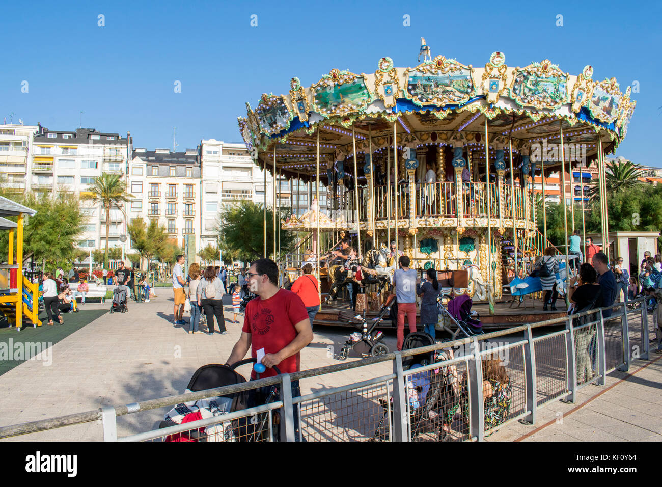 Une grande roue à carrousel dans le parc sur le rivage du golfe de Gascogne, océan Atlantique, ville de San Sebastian en Espagne Banque D'Images