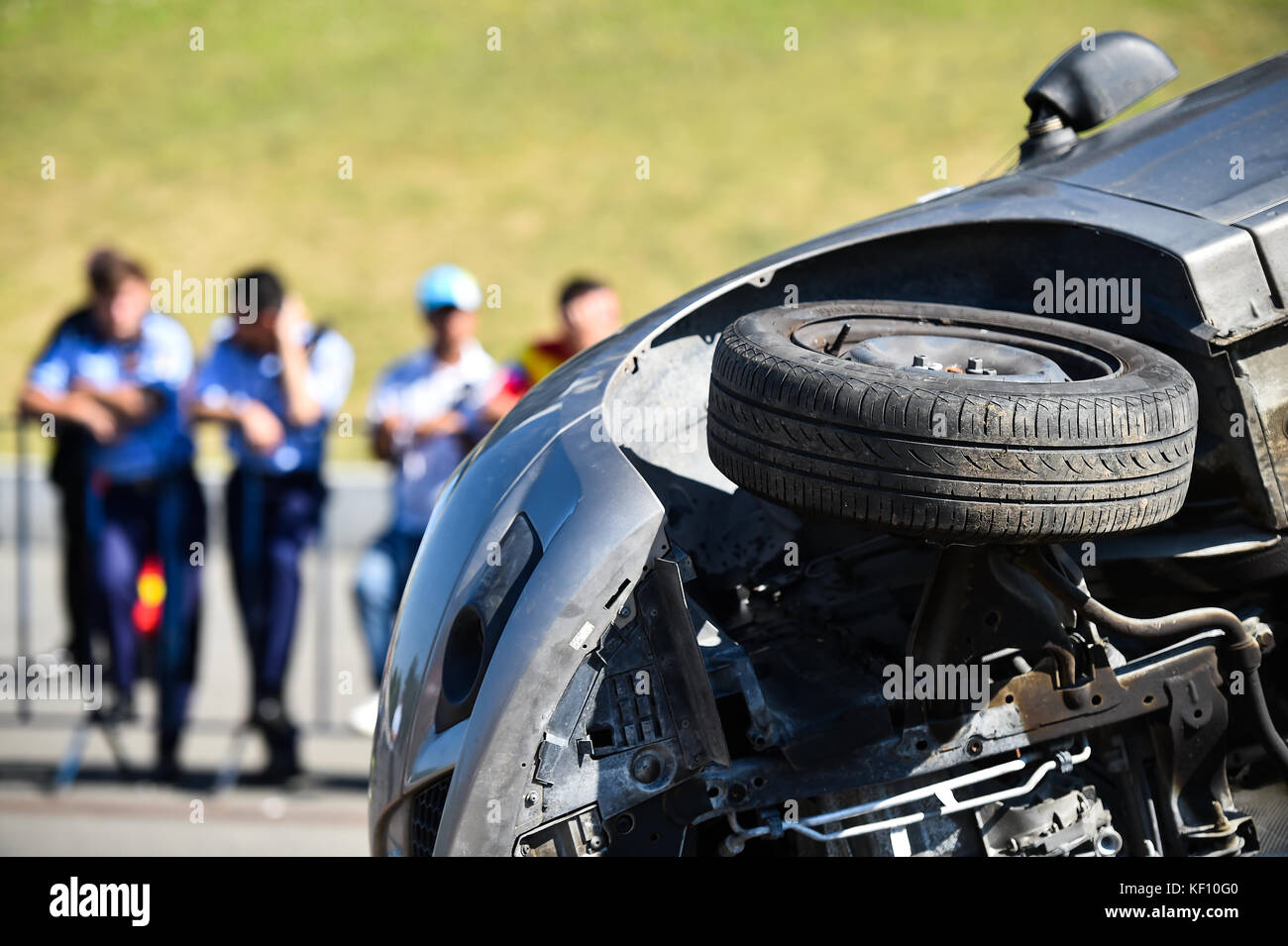 Lieux d'un accident de voiture et service de sauvetage d'urgence en action Banque D'Images