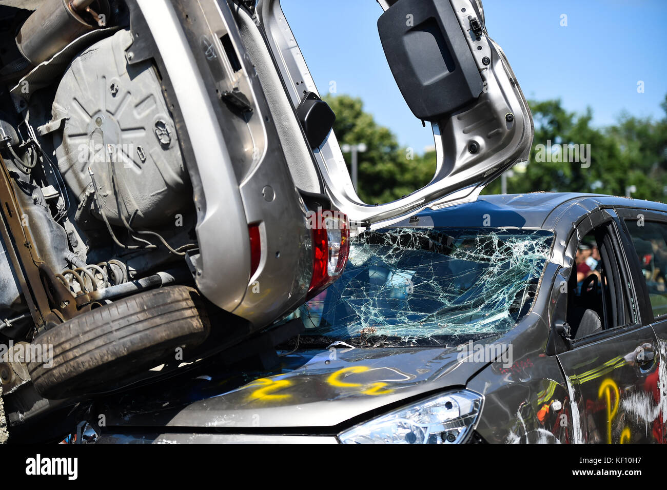 Lieux d'un accident de voiture et service de sauvetage d'urgence en action Banque D'Images