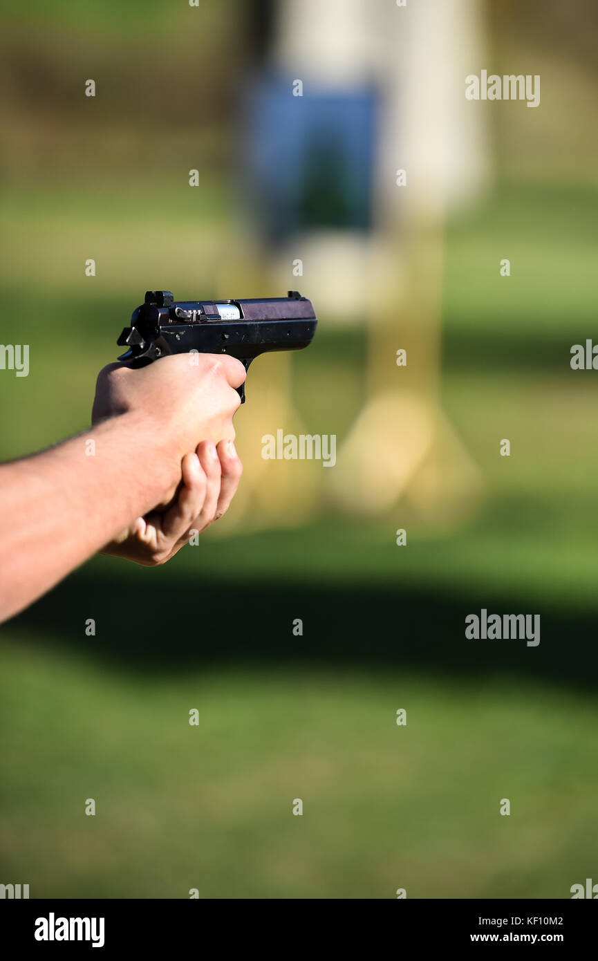 Prise de vue en extérieur avec un pistolet 9 mm dans un champ de tir Banque D'Images