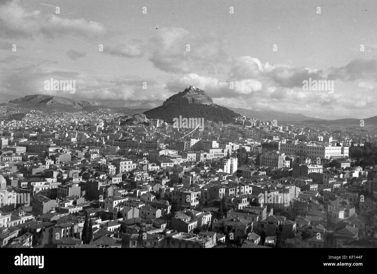 Une photographie de la colline de Likavitosz à Athènes, en Grèce, montrant le paysage naturel et les vues panoramiques de la région environnante. L'image reflète la beauté et le contexte historique de cet endroit important. Banque D'Images