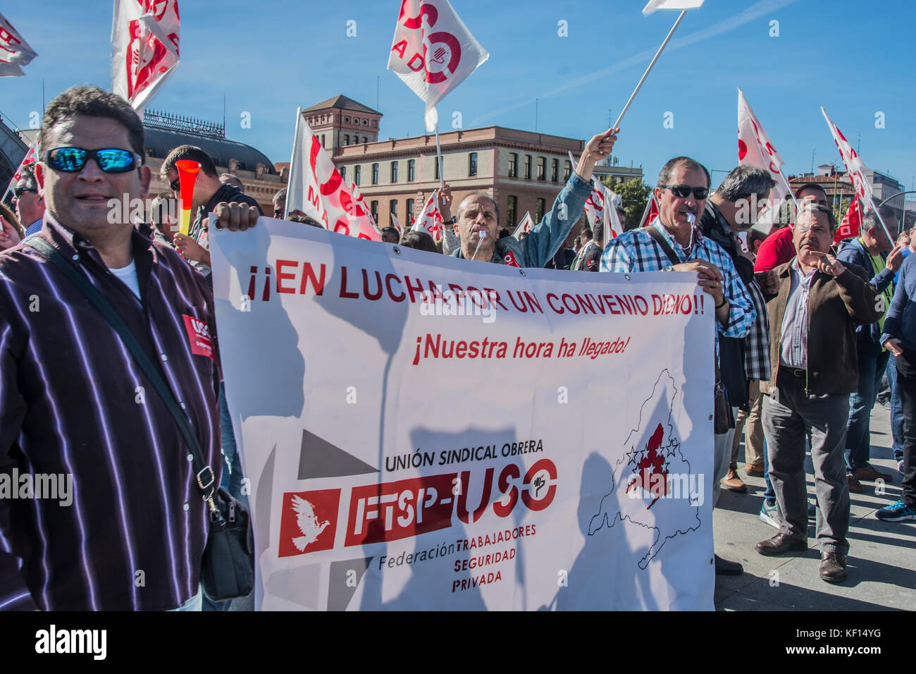 'L'UGT union générale des travailleurs'marche en faveur des droits des travailleurs de la sécurité privée : Crédit Alberto Ramírez Sibaja/Alamy Live News Banque D'Images