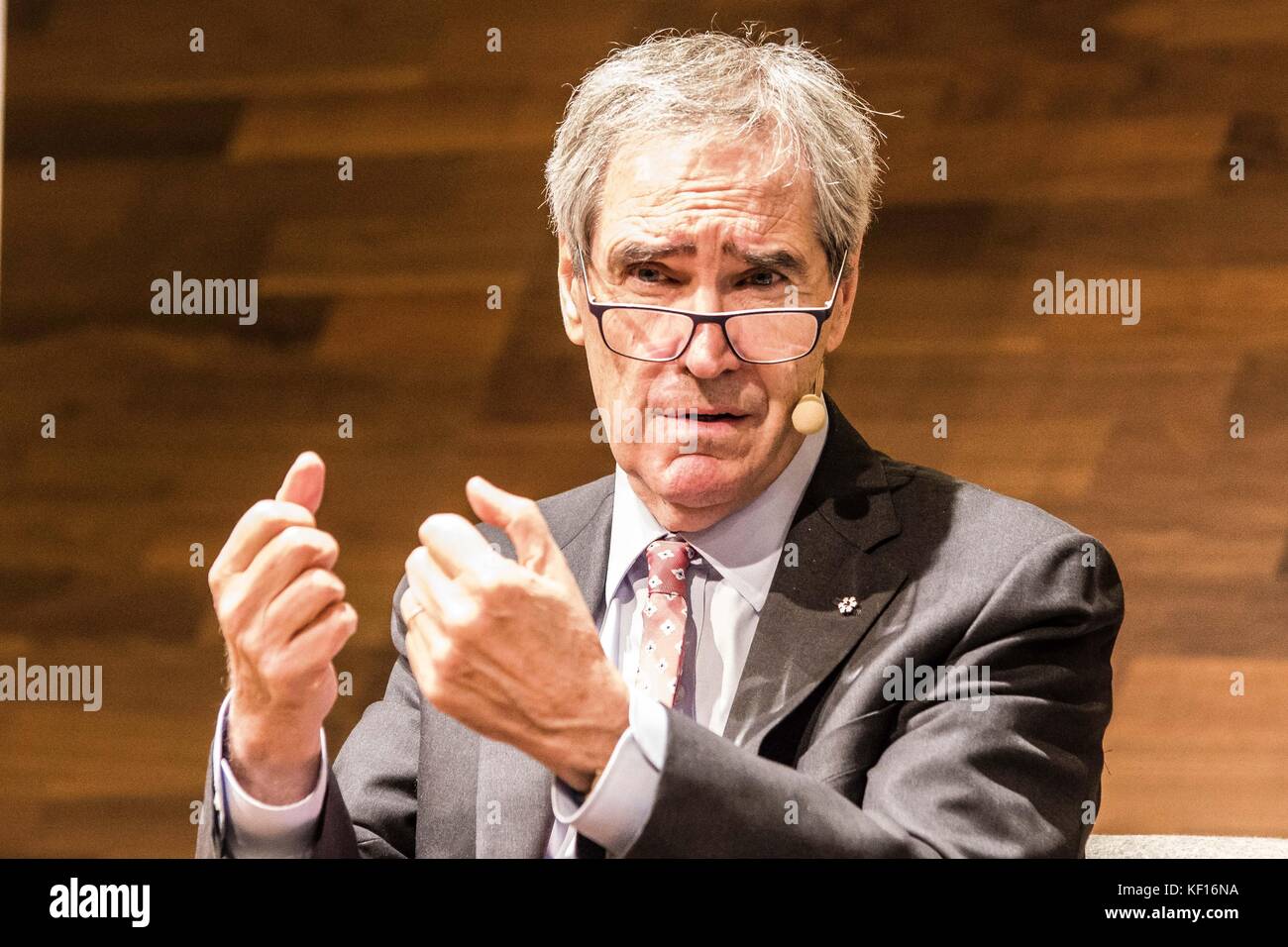 Vienne, Vienne, Autriche. 24 oct, 2017. dr., Michael Ignatieff, le président et recteur de la Central European University de Budapest, la Hongrie fait une apparition à la conférence de la Vienna University of economics and business (wirtschaftsuniversitã¤t Wien). "Les universités : les clefs d'une société ouverte, la cible de l'hostilité politique ?'' était le titre de la conférence qui a débattu les attaques contre l'université d'Europe centrale par le Fidesz, le gouvernement de la Hongrie dans un prétendu effort pour limiter l'influence du milliardaire philanthrope George Soros dans le pays. l'eur Banque D'Images