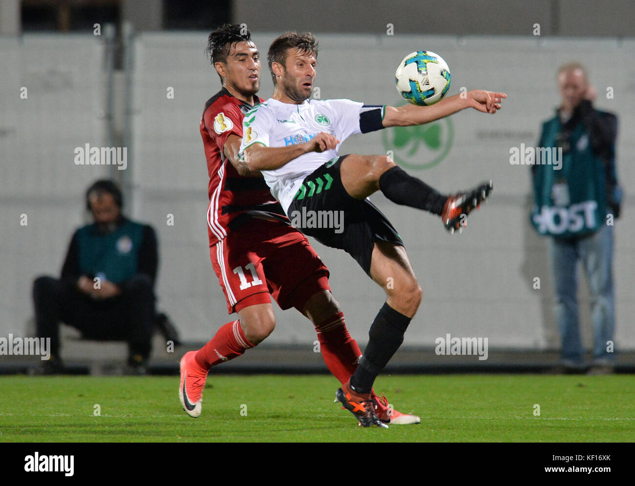 Marco Caligiuri de Furth (R) en action contre Dario Lezcano Farina d'Ingolstadt lors du match de football de la DFB Cup entre le SpVgg Greuther Furth et le FC Ingolstadt 04 au Ronhof Sport Park à Furth, Allemagne, le 24 octobre 2017. (CONDITIONS D'EMBARGO - ATTENTION : le DFB interdit l'utilisation et la publication d'images séquentielles sur Internet et d'autres médias en ligne pendant le match (y compris à la mi-temps). ATTENTION : PÉRIODE DE BLOCAGE ! Le DFB autorise l'utilisation et la publication des images pour les services mobiles (en particulier MMS) et pour DVB-H et DMB seulement après la fin du matc Banque D'Images