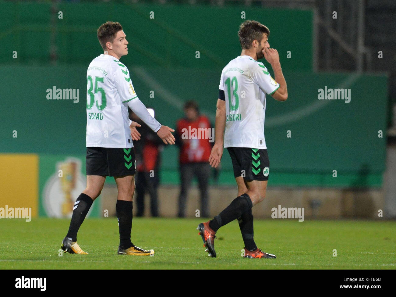 Furth, Allemagne. 24 octobre 2017. Dominik Schad (l) et Marco Caligiuri de Fuerth quittent le terrain après le match de football de la DFB Cup 1-3 entre le SpVgg Greuther Furth et le FC Ingolstadt 04 au Ronhof Sport Park à Furth, Allemagne, le 24 octobre 2017. Crédit : Timm Schamberger/dpa/Alamy Live News Banque D'Images