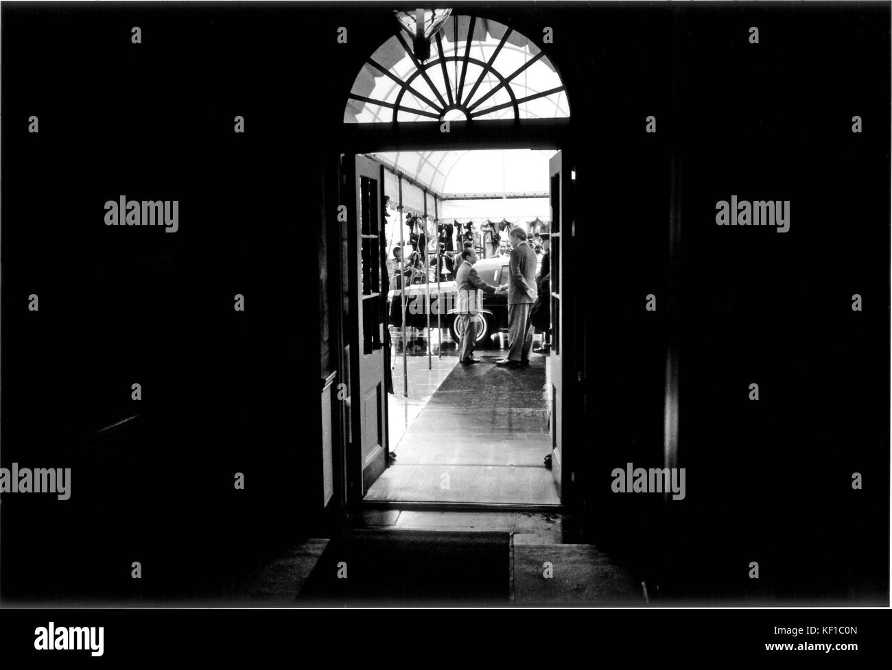 Debout à l’entrée diplomatique de la Maison Blanche, le président des États-Unis Bill Clinton fait ses adieux au premier ministre Kiichi Miyazawa à la suite de leur réunion de travail réussie le vendredi 16 avril 1993. Les deux dirigeants ont convenu d'entamer un nouveau cycle de négociations commerciales. Crédit : Maison Blanche via CNP - PAS DE SERVICE DE FIL - photo : Maison Blanche/Consolidated News photos/Maison Blanche via CNP Banque D'Images