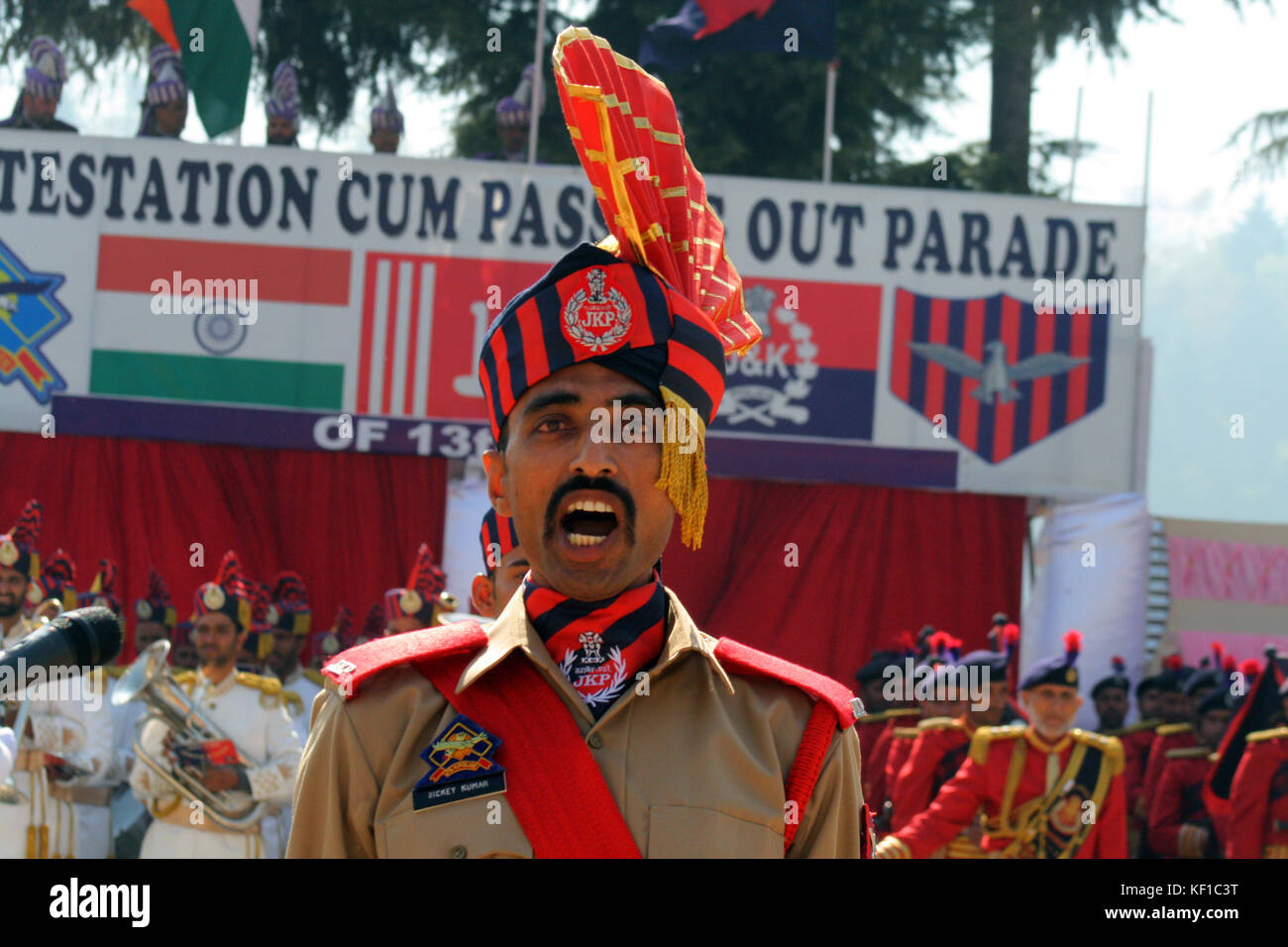 Srinagar, au Cachemire. 25 octobre, 2017. Une police indienne Jammu-et-Cachemire de la police armée (jkap) cris lors d'un défilé de quelques 696 nouveaux recrutements. manigam ganderbal au district. crédit : Sofi suhail/Alamy live news Banque D'Images