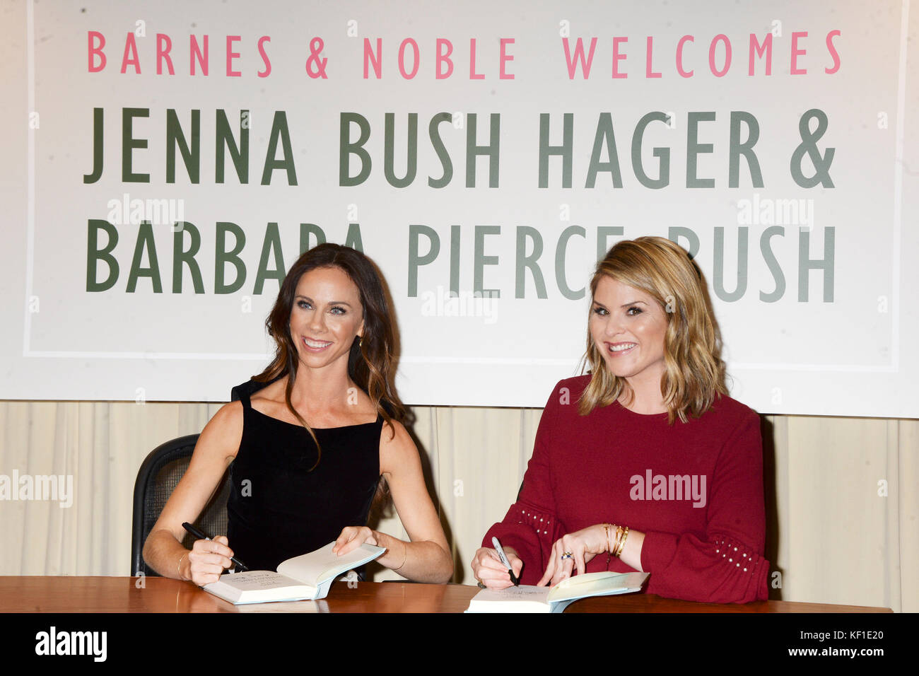 Barbara pierce bush et Jenna Bush Hager, assister à la présentation du livre de leur livre 'sisters première : histoires de notre vie magnifique et sauvage' à construire studio le 24 octobre 2017 dans la ville de New York. Banque D'Images