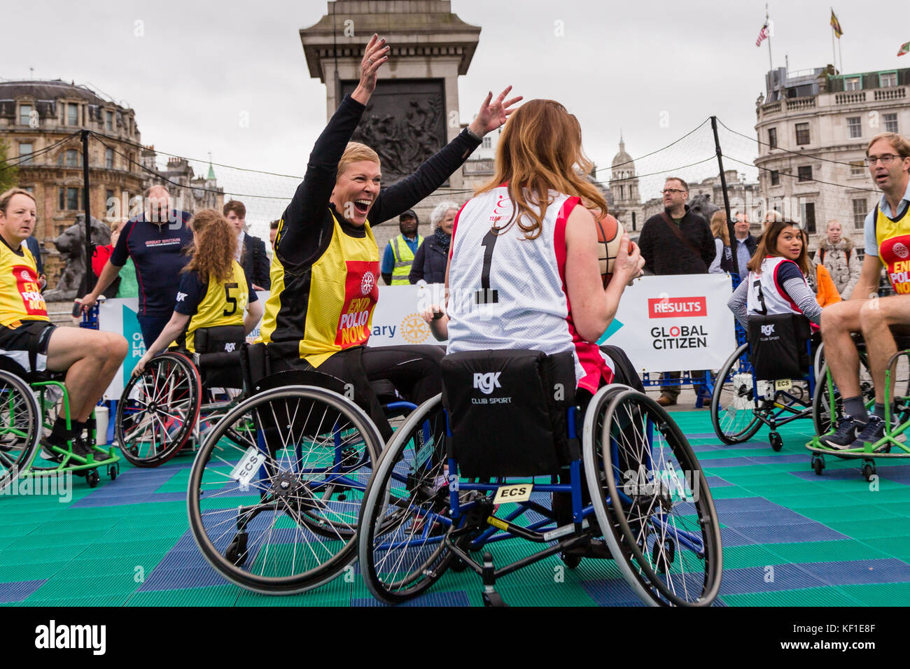 Londres, Royaume-Uni. 24 octobre, 2017. La baronne du député conservateur Vere et Gillian Keegan sur des côtés opposés dans un match de basket-ball en fauteuil roulant. Pousser un dernier pour mettre fin à la poliomyélite. Credit : Amanda rose/Alamy Live News Banque D'Images