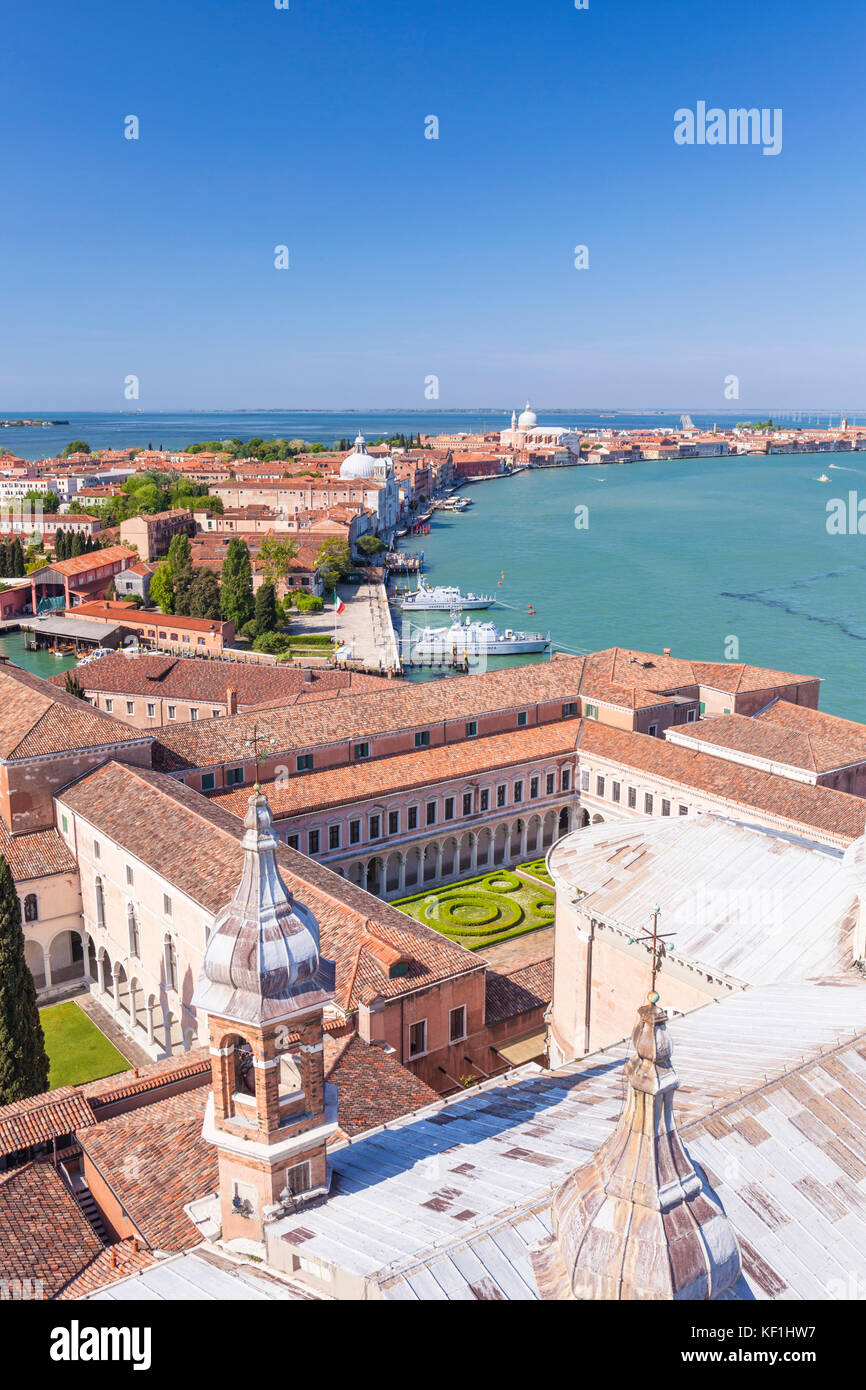Venise Italie Venise l'île de Giudecca à partir de l'hôtel Campanile de l'église de San Giorgio Maggiore Île de San Giorgio Maggiore lagune de Venise Italie Banque D'Images