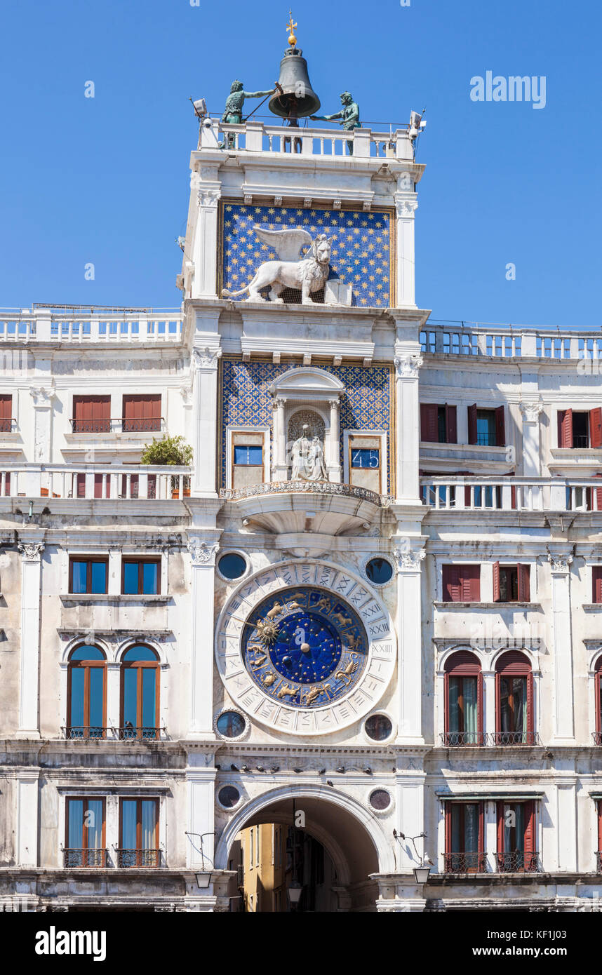 Venise ITALIE VENISE St Mark's Clocktower Torre dell'Orologio une tour Renaissance avec une horloge mécanique Piazza San Marco Venise Italie Europe de l'UE Banque D'Images