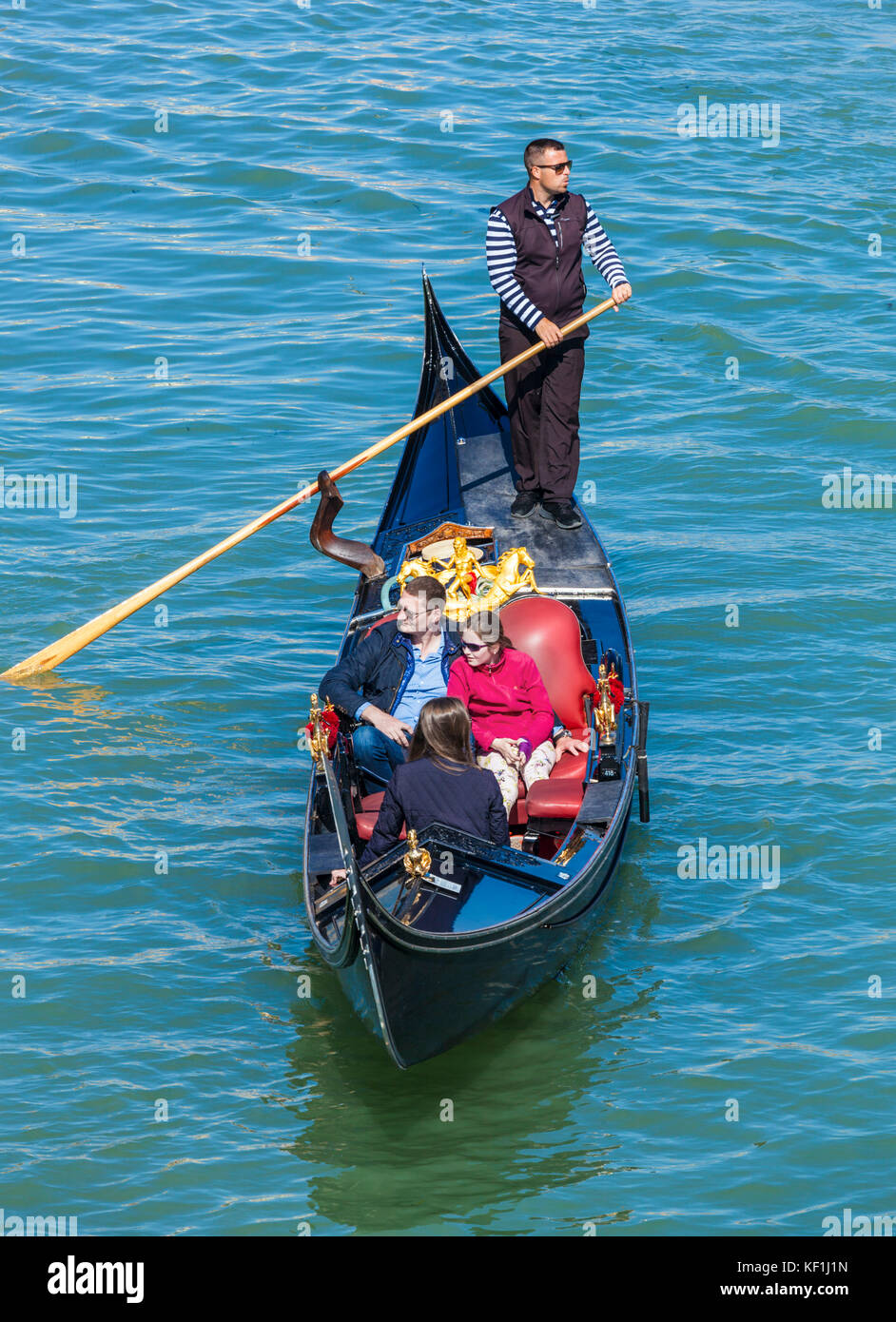 Venise ITALIE VENISE Gondolier aviron une gondole pleine de touristes sur une gondole sur le grand canal Venise Italie Europe de l'UE Banque D'Images