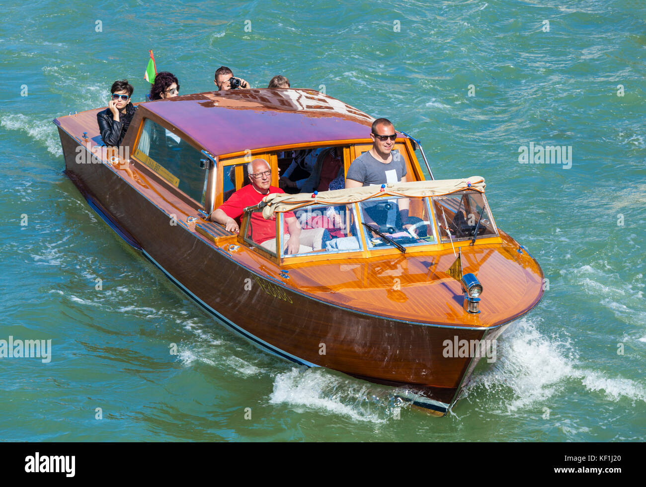 Venise ITALIE VENISE un taxi d'eau privé à Venise sur le Grand Canal Venise Italie Europe de l'UE Banque D'Images