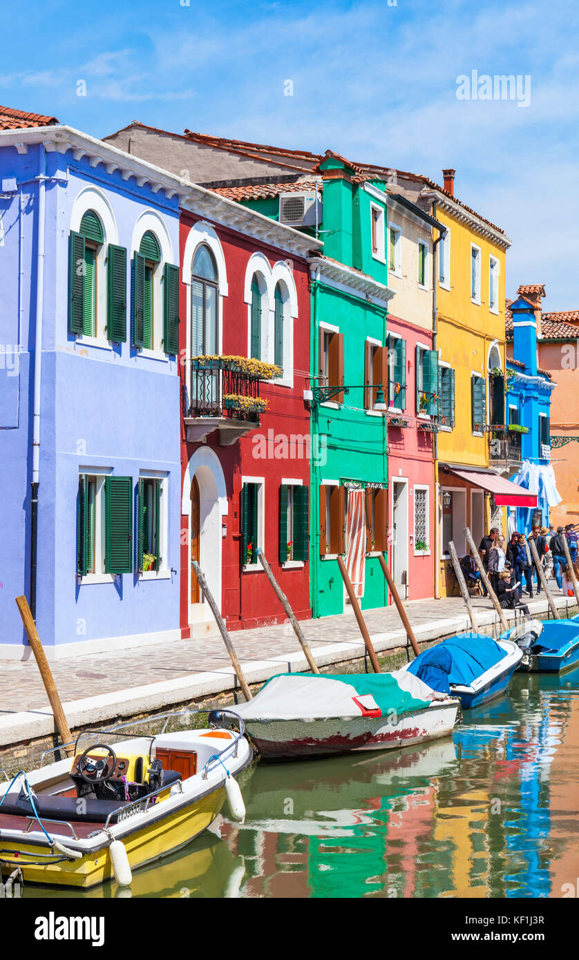 Venise ITALIE VENISE maisons colorées le long d'un canal sur l'île de Burano lagune de Venise Italie Venise l'agglomération de la ville de l'Europe de l'UE Banque D'Images