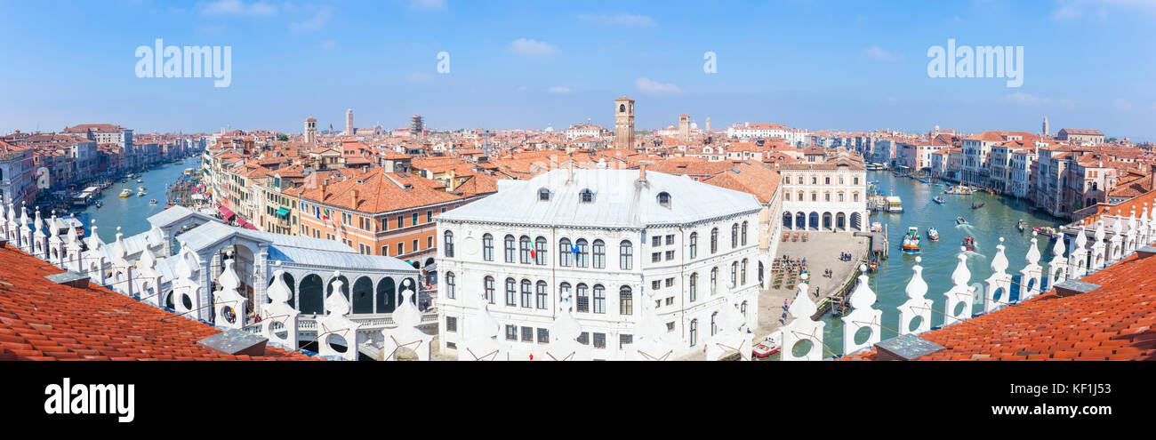 Venise Italie Venise vue aérienne du grand canal de Venise et toits toits de Venise de l'Fontaco dei Tedeschi department store Venise Italie Banque D'Images